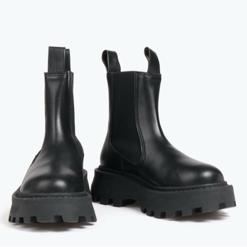 SIMON MILLER Scrambler Leather Platform Chelsea Boots In Black